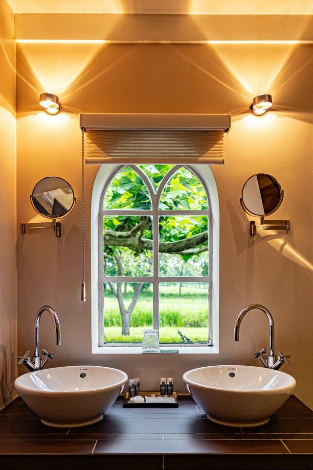 Ganzenest hotel uitzicht vanuit de badkamer